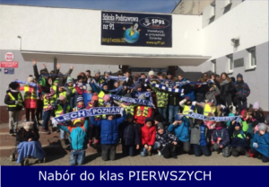 zdjęcie uczniów przed szkołą